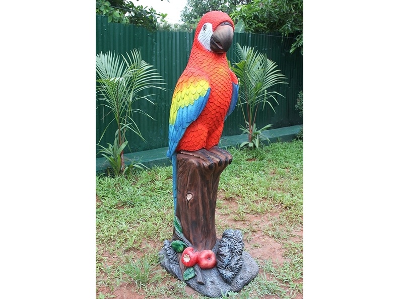 499_LIFE_LIKE_LARGE_PARROT_ON_WOOD_EFFECT_TREE_BRANCH_1.JPG