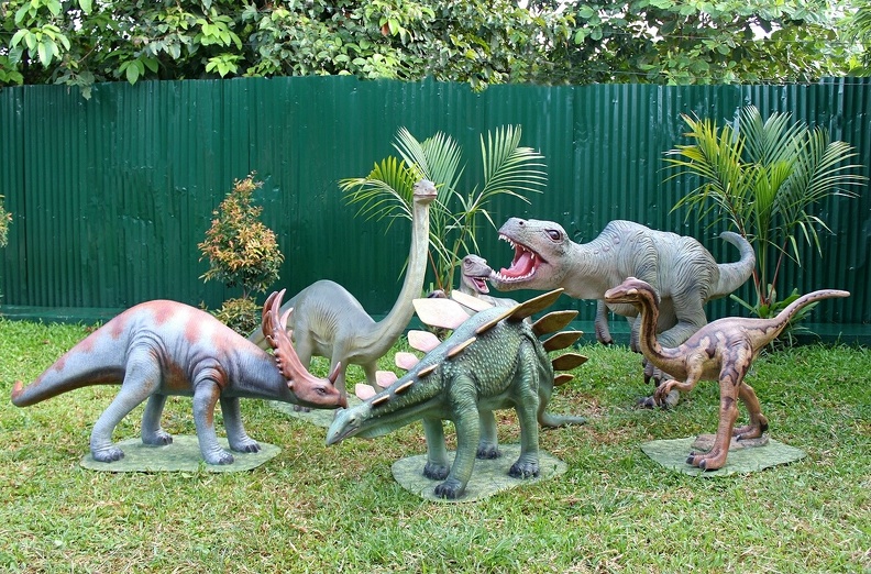 158_LIFE_SIZE_VELOCIRAPTOR_ATTACKING_A_GROUP_OF_BABY_DINOSAURS.JPG