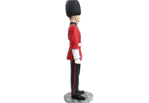 JBH065 FAMOUS BUCKINGHAM PALACE BRITISH QUEENS GUARD AT ATTENTION 2