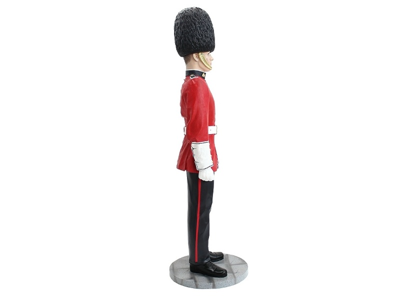 JBH065_FAMOUS_BUCKINGHAM_PALACE_BRITISH_QUEENS_GUARD_AT_ATTENTION_2.JPG