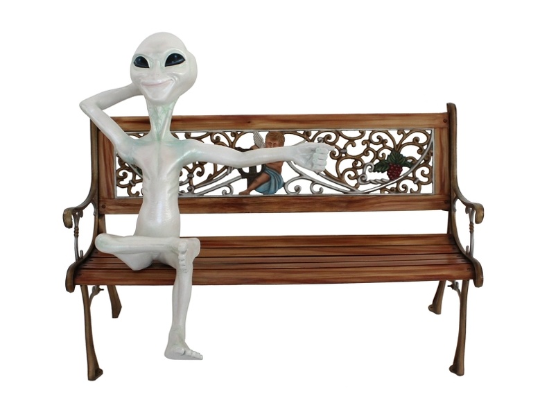 JJ5006_FUNNY_ALIEN_SITTING_ON_A_BENCH_WITH_HIS_ARM__OUT_1.JPG