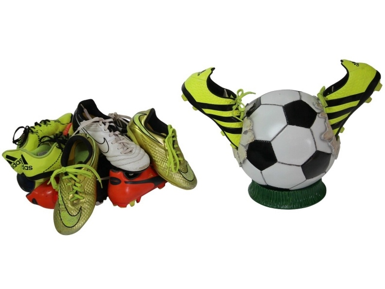 B0666_FOOTBALL_SCOCCER_SHOE_BOOT_HOLDER_FITS_ALL_SIZES_ALL_TEAMS_CLUBS_AVAILABLE_4.JPG