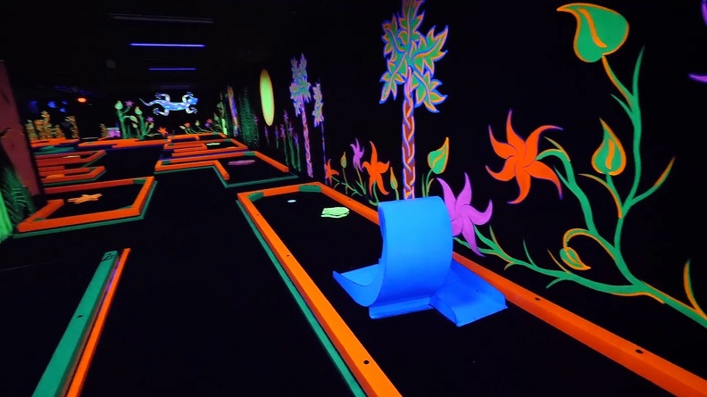 AMZYEDDY01_MINI_GOLF_OBSTACLES_THEMES_GLOW_IN_DARK_PAINTED_PRODUCTS_1.JPG