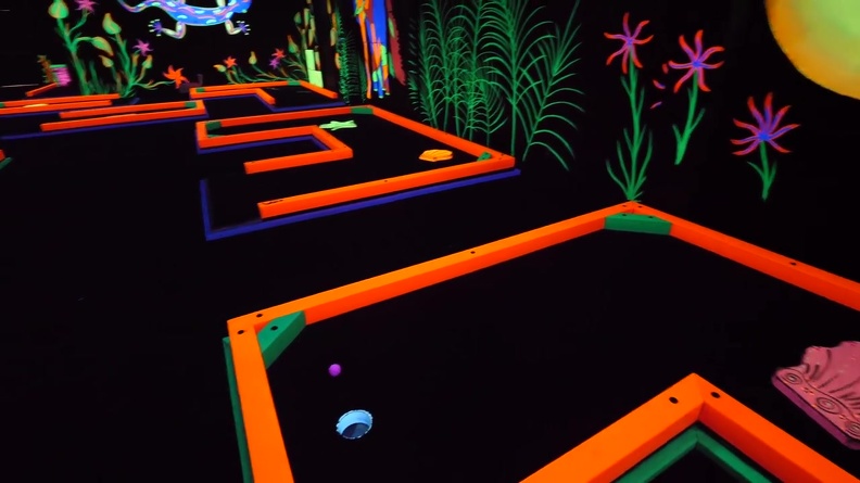 AMZYEDDY01_MINI_GOLF_OBSTACLES_THEMES_GLOW_IN_DARK_PAINTED_PRODUCTS_2.JPG