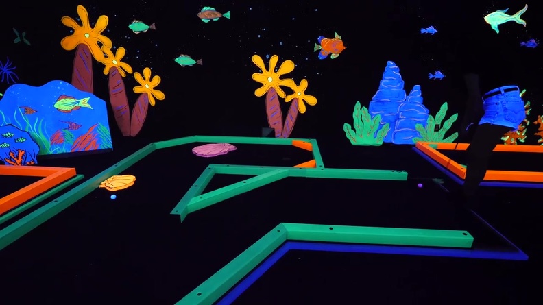 AMZYEDDY01_MINI_GOLF_OBSTACLES_THEMES_GLOW_IN_DARK_PAINTED_PRODUCTS_5.JPG
