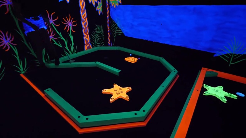 AMZYEDDY01_MINI_GOLF_OBSTACLES_THEMES_GLOW_IN_DARK_PAINTED_PRODUCTS_8.JPG